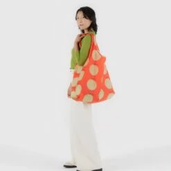 Big Baggu Yubari -Baggu Lifestyle Cheap Store person using big baggu yubari